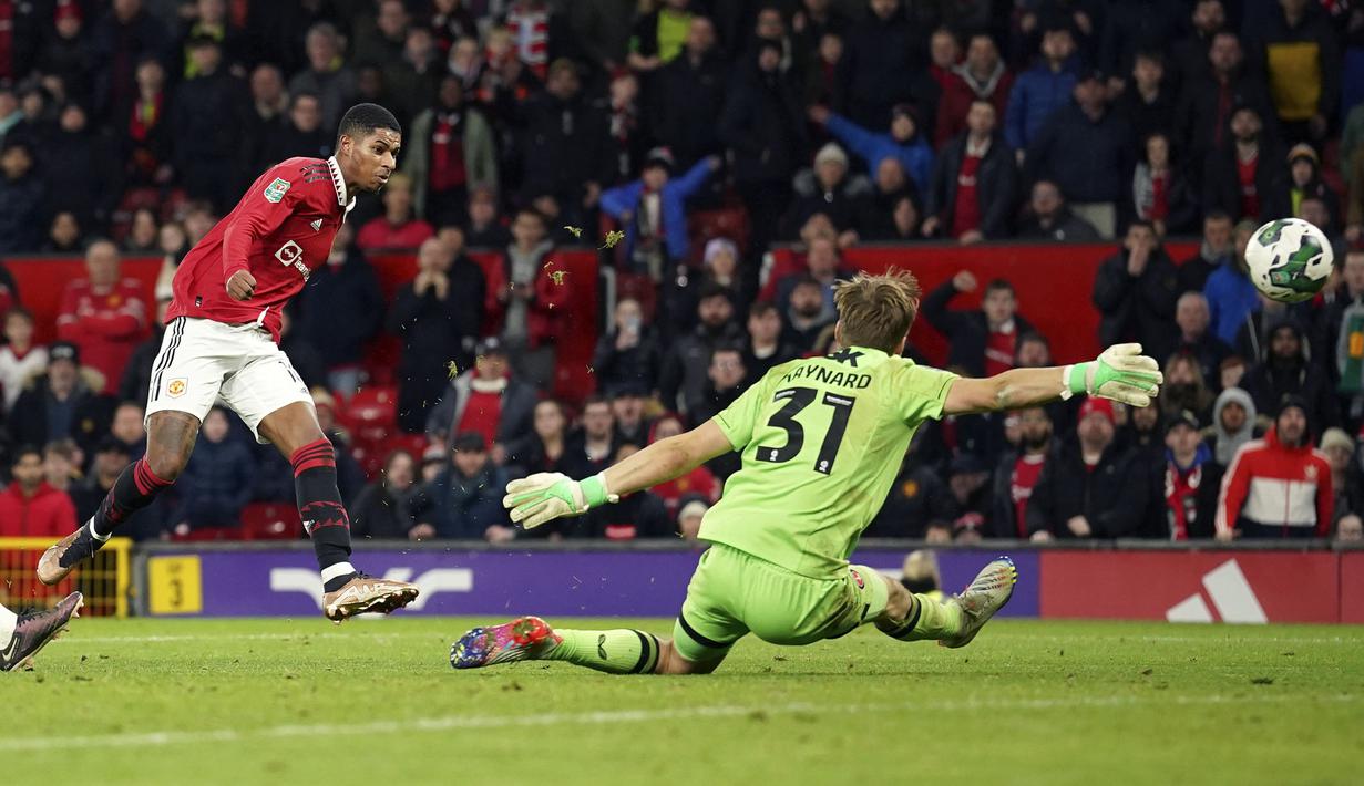 Marcus Rashford menjadi pemain Manchester United yang tambah gemilang di bawah asuhan Erik Ten Hag. Ia benar-benar menjadi mesin gol Setan Merah dengan mencetak 15 gol dan 6 assist dalam 25 penampilannya pada musim ini. Marcus Rashford juga telah mencetak gol dalam 8 pertandingan berturut-turut di Old Trafford, atau terbanyak dari pemain mana pun dalam sejarah. (AP Photo/Dave Thompson)