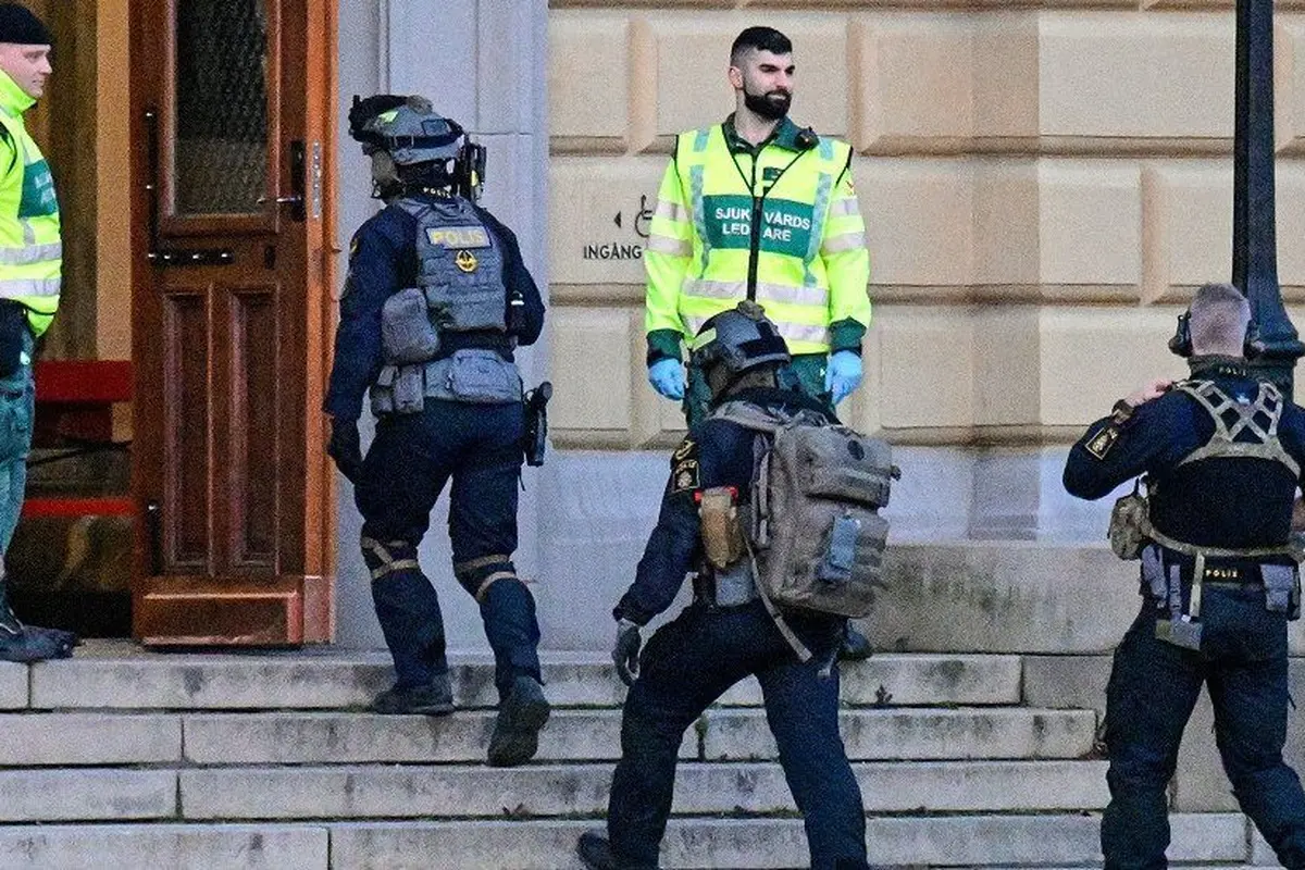 Layanan darurat tiba di sekolah menengah di Kota Malmö, Swedia selatan. (AFP)