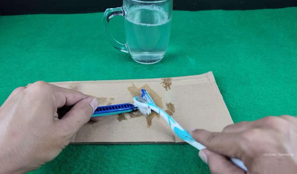 <b>Gunakan Sikat Gigi Bekas</b>