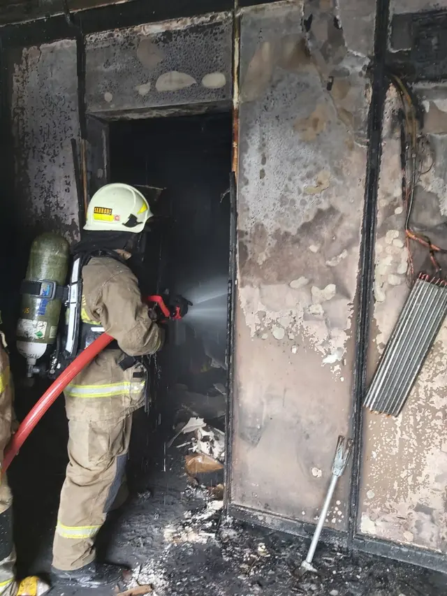 Abu sisa kebakaran terlihat di ruangan yang terbakar