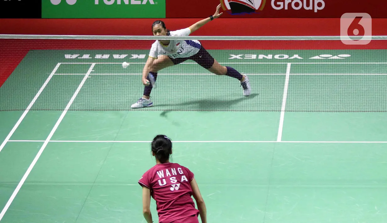 Sempat kalah di gim pertama, Putri mampu bangkit dan memenangkan dua gim selanjutnya dengan skor 15-21, 22-20, dan 23-21.  (Liputan6.com/Herman Zakharia)