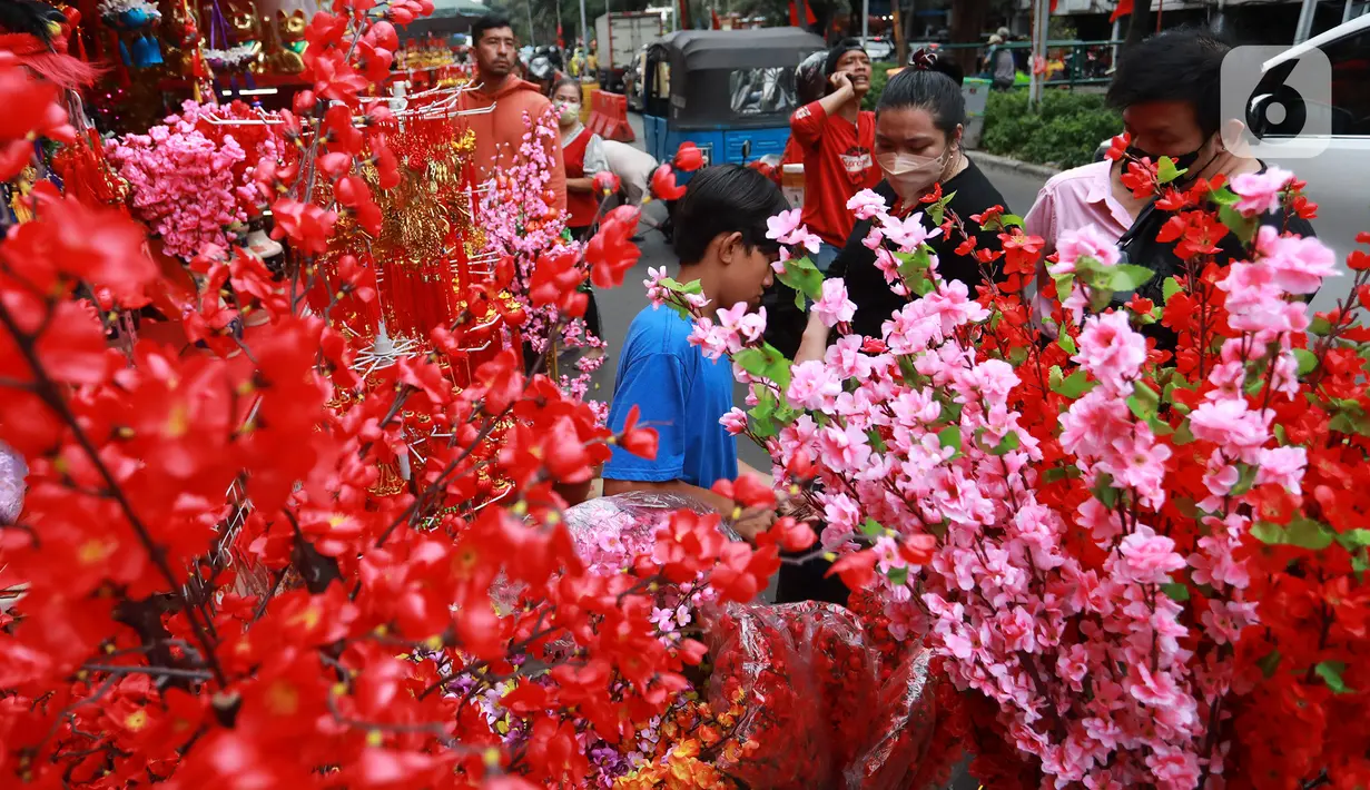 Warga memilih pernak-pernik Imlek di Kawasan Pasar Glodok Pancoran, Jakarta Barat, Jumat (13/1/2023). Menurut salah satu pedagang penjualan tahun ini lebih ramai dibandingkan dengan dua tahun sebelumnya imbas pandemi COVID-19. (Liputan6.com/Johan Tallo)