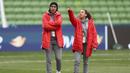 Pesepak bola wanita Timnas Maroko, Nouhaila Benzina (kiri) dan rekannya Fatima Gharbi berjalan menyusuri lapangan dalam sesi latihan di Melbourne Rectangular Stadium, Melbourne (23/7/2023) jelang menghadapi Jerman pada laga pertama Grup H Piala Dunia Wanita 2023. (AP Photo/Victoria Adkins)