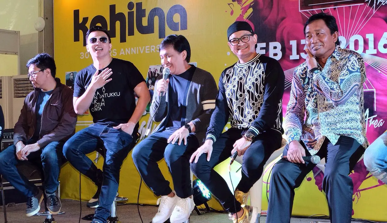 30 tahun bukanlah waktu yang sebentar, tak heran Kahitna memiliki banyak penggemar. Terbukti tiket konser 30 Tahun Kahitna sudah ludes terjual, alhasil pihak penyelenggara pun menyediakan tiket tambahan sebanyak 1000 tiket. (Dezmond Manullang/Bintang.com)