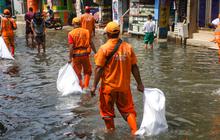 FOTO: Aksi Petugas PPSU Berjibaku Bersihkan Sampah Banjir Rob di Muara Angke