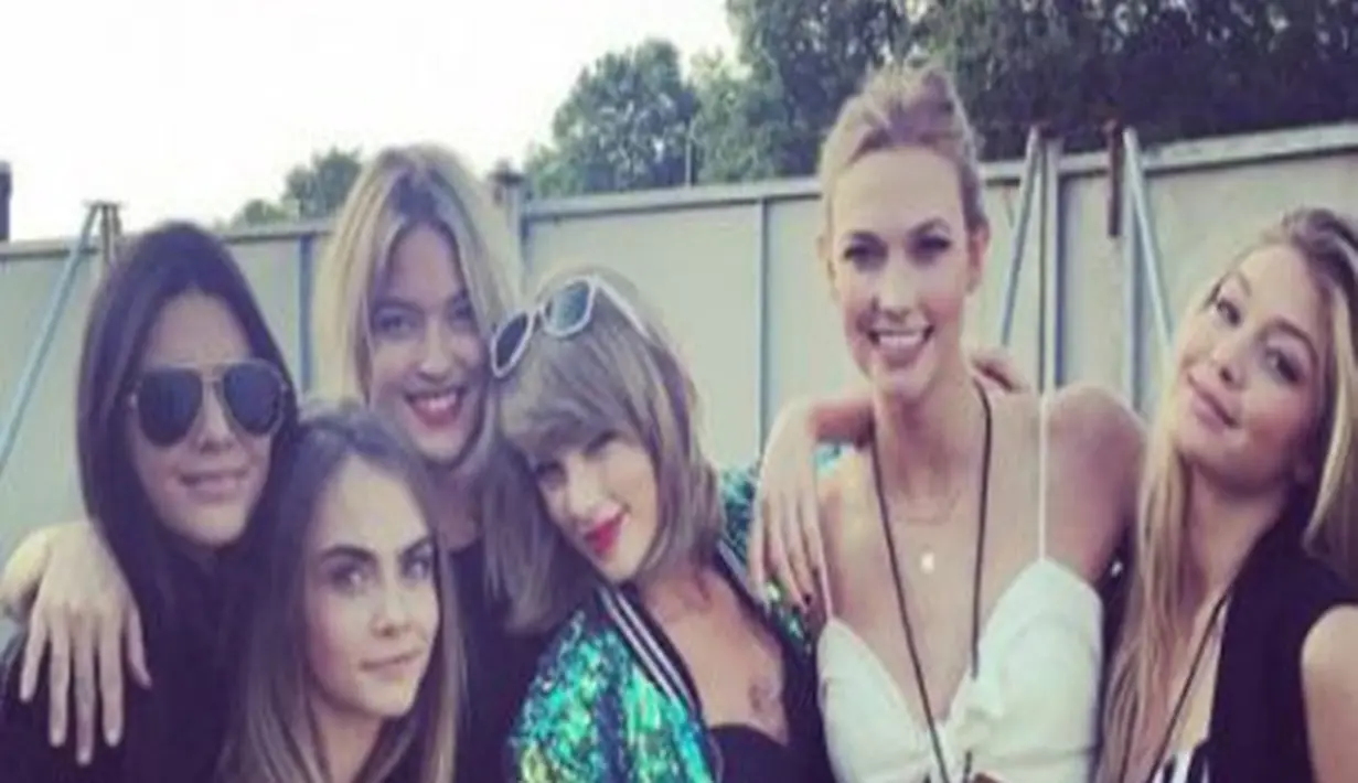 Pada awalnya Taylor Swift dan Kendall Jenner sahabat dekat. Kendall dan Taylor kerap terlihat bersama. Rupanya Taylor Swift cemburu dengan Kendall Jenner mengencani Harry Styles usai dirinya putus dengan anggota One Direction. (dailymail/Bintang.com)