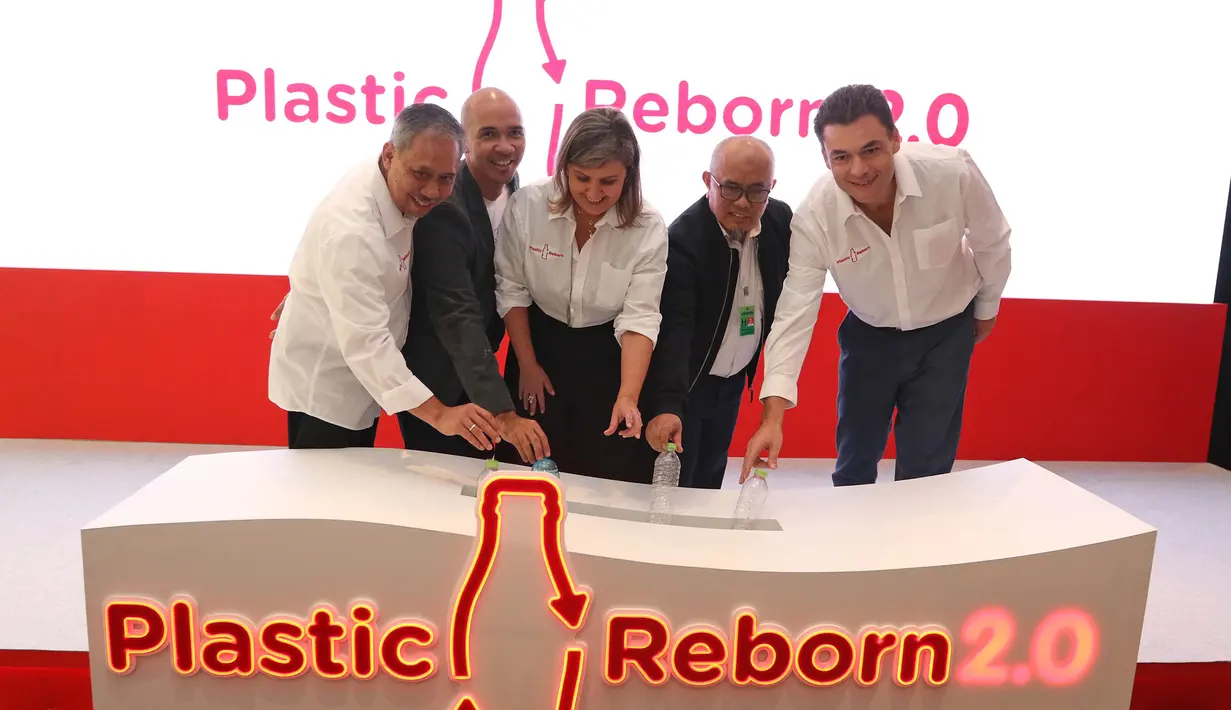 President Asean Business The Coca-Cola Company Claudia Lorenzo (tengah) bersama Director Public Affaris and Communication Coca-Cola Indonesia Triyono Prijosoesilo (kiri) membuang botol plastik saat peluncuran Plastic Reborn 2.0 di Jakarta, Rabu (17/7/2019. (Liputan6.com/Herman Zakharia)