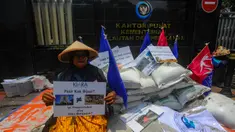 Masyarakat dari Koalisi Rakyat untuk Keadilan Perikanan (KIARA) berunjuk rasa di Kementerian Kelautan dan Perikanan (KKP), Jakarta Pusat, Kamis, (10/10/2024). (merdeka.com/Arie Basuki)