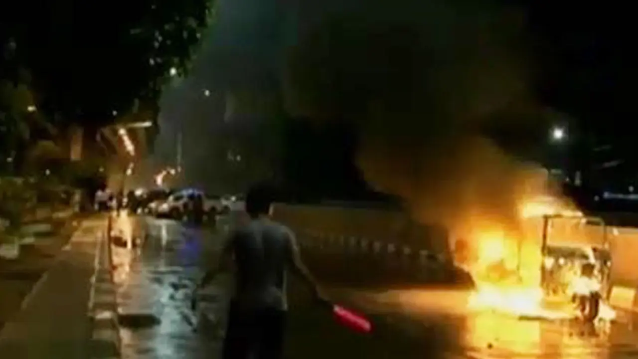 Bajaj Terbakar
