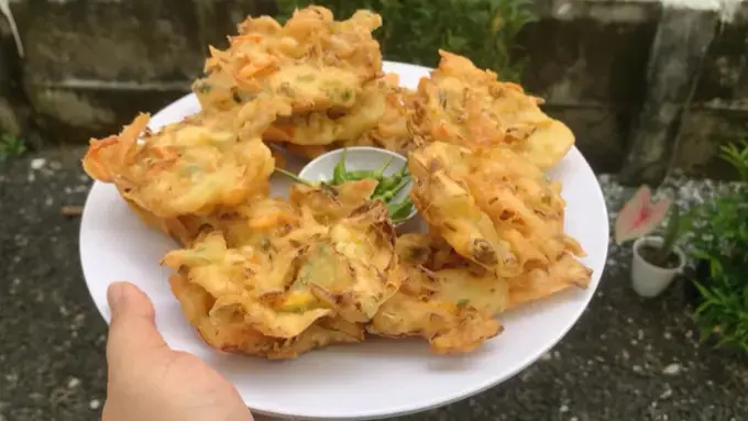 Buat bakwan sayur renyah dan minim minyak dengan resep mudah ini. Cita rasa yang menggugah selera menanti.