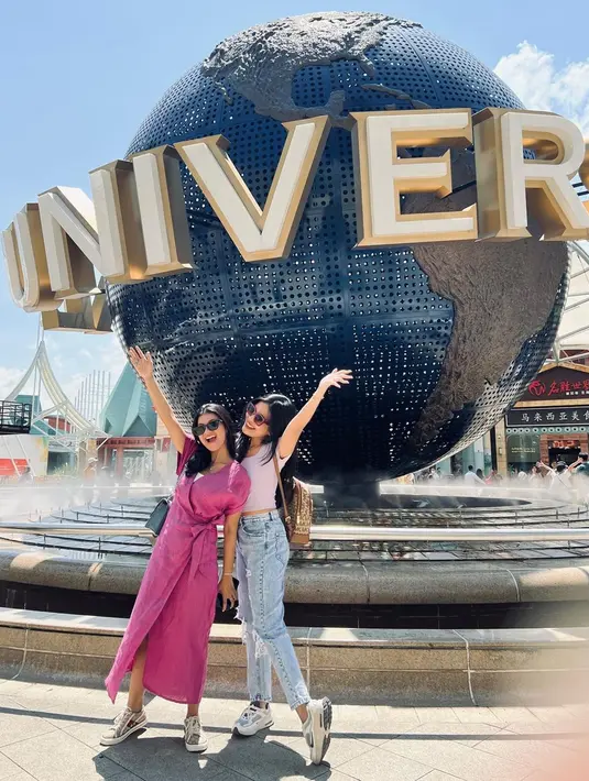 Nabila dan Nadia juga kerap memamerkan momen liburan bersama. Pesonanya pun tak kalah memukau dari sang kakak. Nadia yang aktif di media sosial juga punya kanal YouTuber punya 125 ribu subscriber. Perempuan 19 tahun ini kerap membagikan konten keseharian dan keluarga. (Liputan6.com/IG/@nadiaamaharaniii)