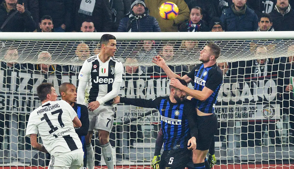 Striker Juventus, Cristiano Ronaldo, menyundul bola saat melawan Inter Milan pada laga Serie A di Stadion Allianz, Turin, Jumat (7/12). Juventus menang 1-0 atas Inter Milan. (AP/Andrea Di Marco)