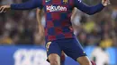 Penyerang Barcelona, Antoine Griezmann menggiring bola saat bertanding melawan Real Betis pada pertandingan La Liga Spanyol di stadion Camp Nou (25/8/2019). Griezmann mencetak dua gol di pertandingan ini dan mengantar Barcelona menang 5-2 atas Betis. (AFP Photo/Josep Lago)
