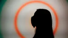 Seorang staf mengenakan masker saat berdiri di depan karya seni Peter Sedgley yang berjudul Color Cycle with Three Lights di Tate Modern, London, Inggris, Jumat (24/7/2020). Tate Modern akan kembali dibuka untuk umum pada 27 Juli 2020 setelah ditutup karena COVID-19. (AP Photo/Hibah Alastair)