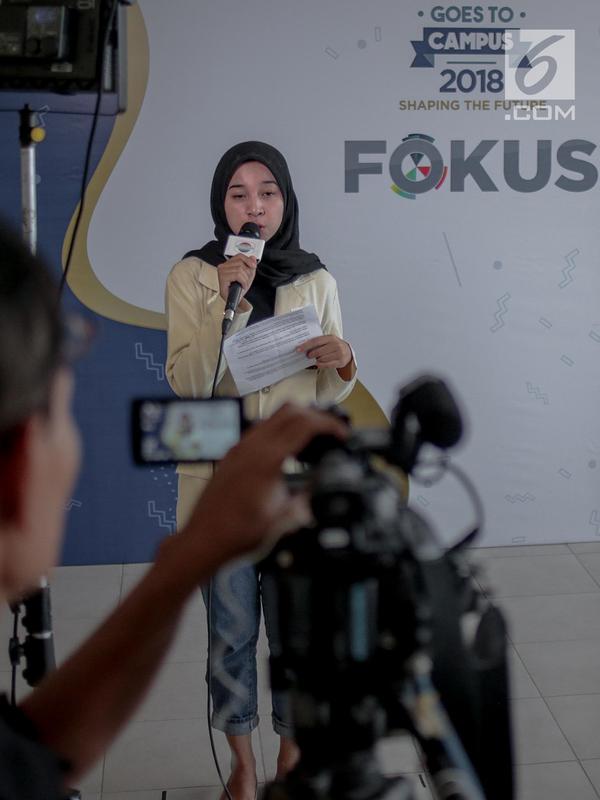 Seorang peserta mengikuti kompetisi News Presenter selama Emtek Goes To Campus 2018 di Surabaya, Jawa Timur, Selasa (13/11). Audisi news presenter merupakan salah satu acara yang menjadi ciri khas setiap penyelenggaraan EGTC. (Liputan6.com/Faizal Fanani)