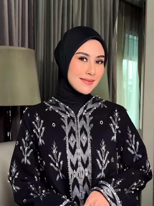 6 Gaya Syahnaz Sadiqah Kenakan Kebaya Tenun dan Hijab Berpose Bareng Suami, Pancarkan Aura bak Ibu Pejabat