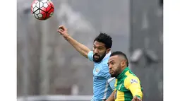 Pemain Manchester City, Gael Clichy (kiri) berduel dengan pemain Norwich City, Nathan Redmond pada lanjutan liga Inggris pekan ke-30 di Stadion Carrow Road, Norwich, Sabtu (12/3/2016). (AFP/Lindsey Parnaby)