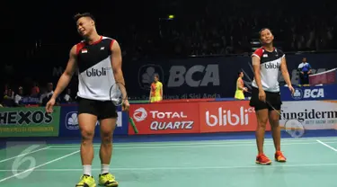 Ganda campuran Indonesia, Riky Widianto/Richi Puspita Dili mengekspresikan kekecewaan gagal meraih poin saat laga melawan Zhang Nan/Zhao Yunei (Tiongkok) di 16 besar BCA Indonesia Open 2016, Jakarta, Kamis (2/6/2016). (Liputan6.com/Helmi Fithriansyah)