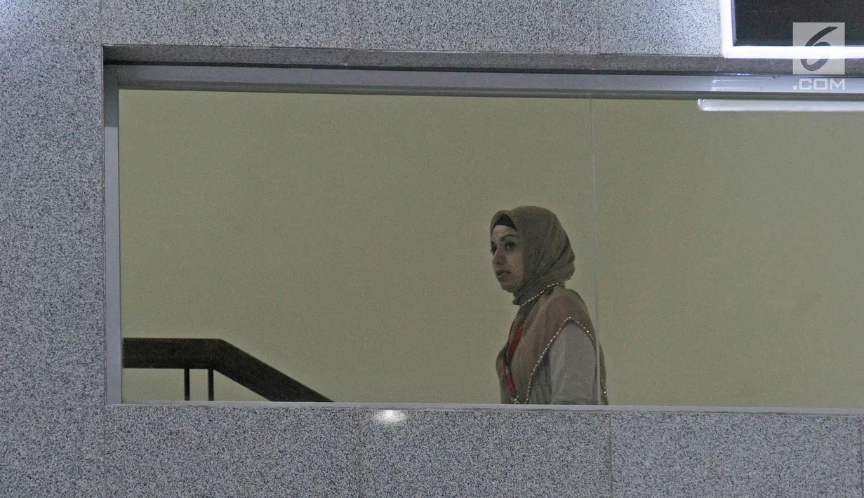 Dokter dari RS Medika Permata Hijau, Nadia Husein bersiap menjalani pemeriksaan di KPK, Jakarta, Jumat (9/2). Nadia diperiksa sebagai saksi kasus dugaan merintangi penyidikan perkara E-KTP dengan tersangka Setya Novanto. (Liputan6.com/Herman Zakharia)