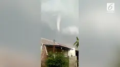 Sejumlah rumah di Rancaekek, Kabupaten Bandung rusak setelah diterjang angin puting beliung.