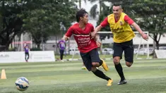 Pemain Bali United, Loudry Setiawan, berusaha melewati Silvio Escobar (kanan) saat latihan di Lapangan Pertamina, Simprug, Jakarta, Rabu (6/4/2016). Ini merupakan persiapan jelang Trofeo Persija, Sabtu (9/4/2016) nanti. (Bola.com/Vitalis Yogi Trisna)