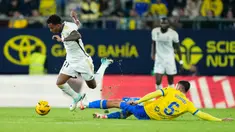 Pemain Real Madrid Rodrygo (kiri) menggiring bola menghindari pemain Cadiz FC Victor Chust pada pertandingan sepak bola La Liga Spanyol di Stadion Nuevo Mirandilla, Cadiz, Spanyol, Minggu (26/11/2023). (AP Photo/Jose Breton)