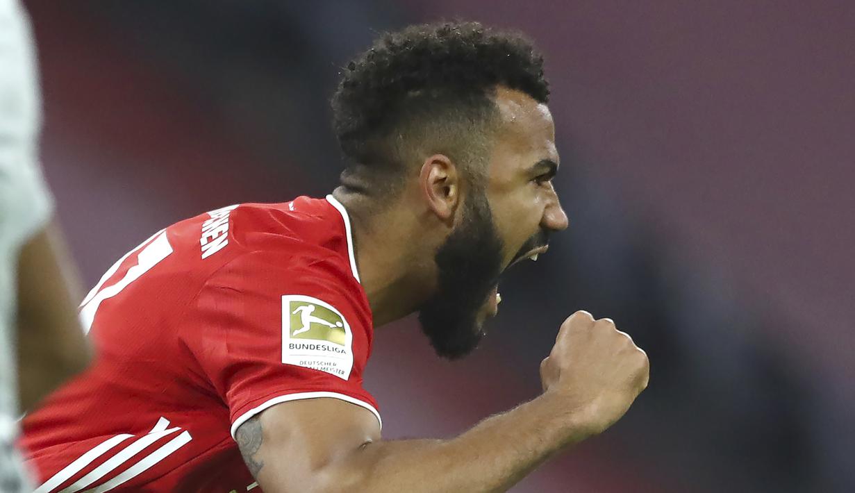 Striker Bayern Munich, Eric Maxim-Choupo Moting melakukan selebrasi usai mencetak gol pertama timnya ke gawang Bayer Leverkusen dalam laga lanjutan Liga Jerman 2020/2021 pekan ke-30 di Allianz Arena, Munich, Selasa (20/4/2021). Bayern Munich menang 2-0 atas Leverkusen. (AP/Matthias Schrader/Pool)