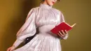 Penampilan Tasya makin totalitas dengan dress panjang lilac satin berkerah tinggi sembari membaca buku merah [@tasyafarasya]