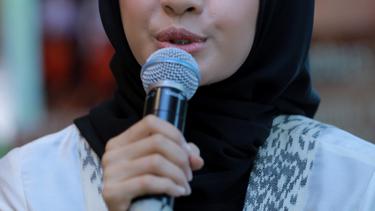 Laudya Cynthia Bella Mendapat Pengawalan Empat Anggota Tni Photo Fimela Com