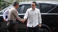 Menpora Imam Nahrawi, menyapa polisi saat tiba di Gedung KPK, Jakarta, Kamis (24/1). Dirinya diperiksa sebagai saksi untuk tersangka Sekjen KONI, Ending Hamidy, terkait suap dana hibah dari Kemenpora ke KONI. (Merdeka.com/Dwi Narwoko)