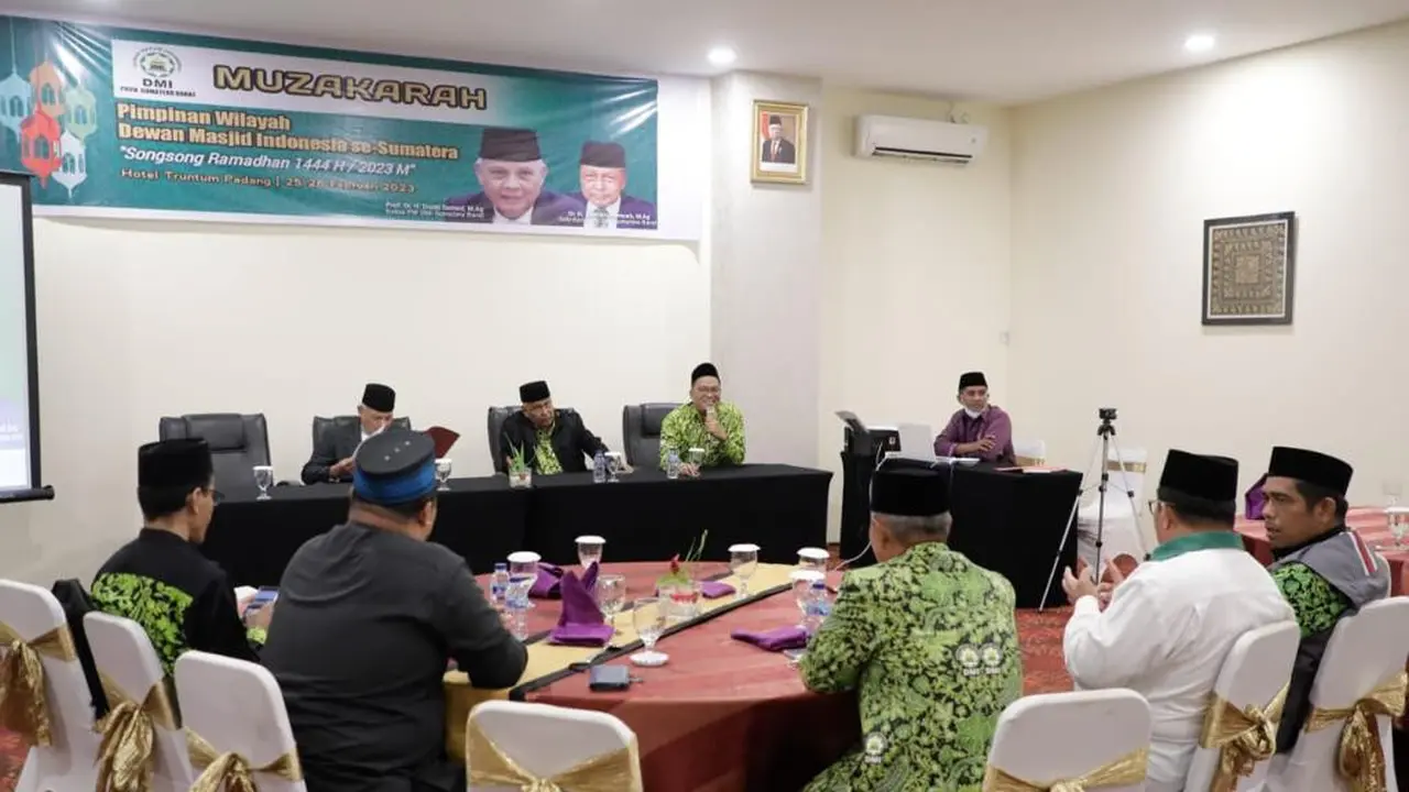 Dewan Masjid Indonesia (DMI) se-Sumatera gelar kegiatan Muzakarah dalam rangka menyongsong Ramadhan 1444H yang dihadiri oleh sembilan pengurus wilayah (PW) DMI se-Sumatera di Truntum Padang Hotel (Istimewa)