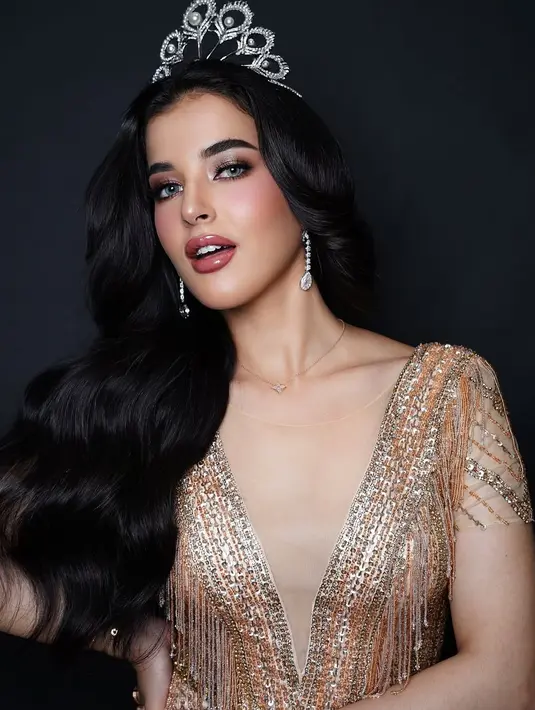 Tasya Farasya kembali totalitas saat meniru gaya Miss Universe yang dikenal dengan tampilan glamor [@tasyafarasya]