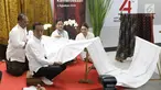 Presiden Joko Widodo didampingi Ibu Negara Iriana Jokowi saat membatik di acara batik kemerdekaan di Stasiun MRT Bundaran HI, Kamis (1/8/2019). Dalam kesempatan tersebut Jokowi berharap batik bisa dikembangkan sebagai sebuah brand. (Liputan6 com/Angga Yuniar)