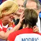 Presiden Kroasia, Kolinda Grabar-Kitarovic memeluk Kapten timnas Kroasia, Luka Modric pada akhir laga final Piala Dunia 2018 di Luzhniki Stadium, Minggu (15/7). Kroasia harus puas menjadi runner-up seusai kalah 2-4 melawan Prancis. (AP/Martin Meissner)