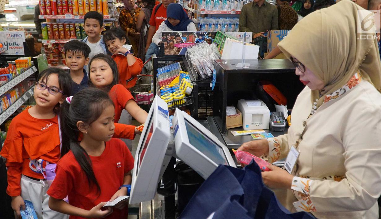 Anak-anak antre di kasir saat berbelanja pada perayaan HUT ke-48 Hero Group di Jakarta, Jumat (23/8/2019). Kegiatan edukasi bagi anak-anak bertujuan meningkatkan inovasi dan standar pelayanan kepada masyarakat Indonesia. (Liputan6.com/HO/Eko)