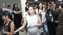 Ayu Dewi saat berada di Rumah Sakit Cipto Mangunkusumo, Jakarta, pada Rabu (19/4). Kedatangan Ayu dan selebriti lainnya untuk menjenguk Julia Perez yang dikabarkan dalam kondisi kritis. (Liputan6.com/Herman Zakharia)