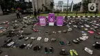 Ratusan sepatu diletakan saat aksi diam 500 Langkah Awal Sahkan Rancangan Undang-Undang Penghapusan Kekerasan Seksual (RUU PKS) di depan gedung DPR, Jakarta, Rabu (25/11/2020). (Liputan6.com/Johan Tallo)