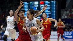 Pebasket China saat melawan Korea Bersatu pada laga final basket wanita Asian Games di Istora, Jakarta, Sabtu (1/9/2018). China menang 71-65 atas Korea Bersatu. (Bola.com/Vitalis Yogi Trisna)