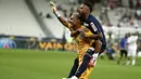 Pemain PSG, Neymar dan Keylor Navas merayakan kemenangan atas Olympique Lyon pada final Piala Liga Prancis di Stade de France, Sabtu (1/8/2020) dini hari WIB. PSG menang 6-5 atas Lyon lewat adu penalti. (AFP/Geoffroy Van Der Hasselt)