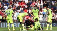 Pemain Manchester United (MU), Cristiano Ronaldo menerima perawatan medis, saat pertandingan Liga Inggris antara Southampton dan Manchester United, di Stadion St Mary, Southampton, Inggris, Sabtu, 27 Agustus 2022. (Kieran Cleeves/PA via AP)