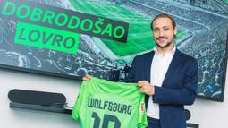 Setelah dua musim menjadi bagian Rennes, Lovro Majer akhirnya memilih hengkang ke VfL Wolfsburg pada awal musim 2023/2024. Ia didatangkan Wolfsburg dengan mahar 25 juta euro dan terikat kontrak selama 5 tahun hingga 30 Juni 2028. (vfl-wolfsburg.de)