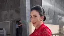 Rieke Diah Pitaloka tampil menyala dalam balutan kebaya brokat warna merah merona dan pulasan lipstik merah bold di bibirnya. [@riekediahp}.