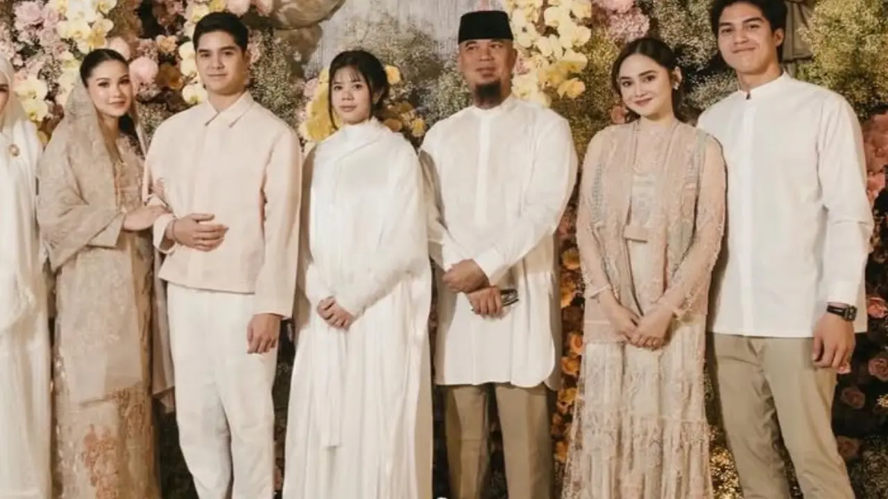 Syifa Hadju di Pengajian Tujuh Bulanan Alyssa Daguise didampingi El Rumi. [@alyssadaguise]