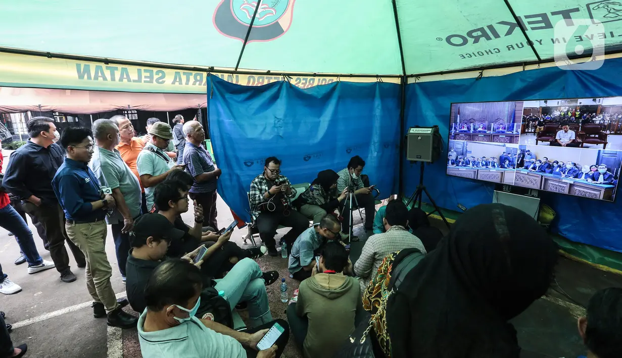 Para pendukung Richard Eliezer Pudihang Lumiu menyaksikan sidang vonis kasus pembunuhan Brigadir Yosua Hutabarat di Pengadilan Negeri Jakarta Selatan, Rabu (15/2/2023). Eliezer menembak ke Brigadir J sebanyak 5 kali. Bagian tubuh Brigadir J adalah bagian Dada dan lengan. Lima tembakan yang dilesatkan oleh Bharada E, dua peluru yang mengenai Brigadir J. (Liputan6.com/Johan Tallo)