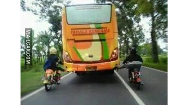 6 Aksi Orang Dorong Kendaraan di Jalan Raya Ini Bikin Geleng Kepala