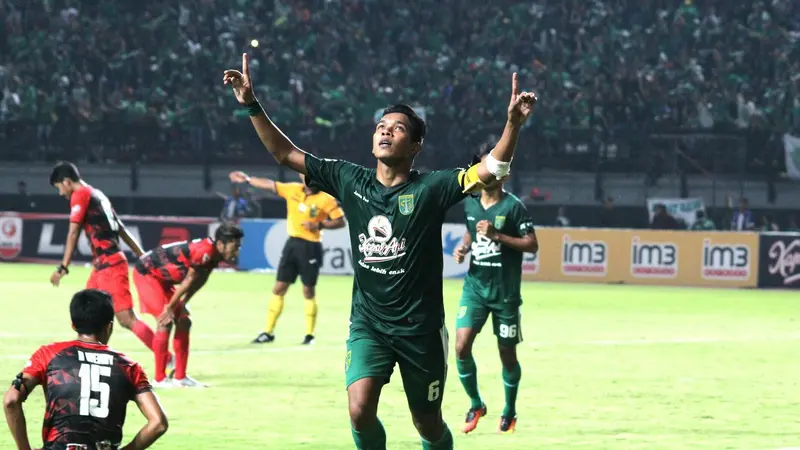  Top Scorer sementara Persebaya, Misbakus Solikin, melakukan selebrasi setelah jebol gawang lawan