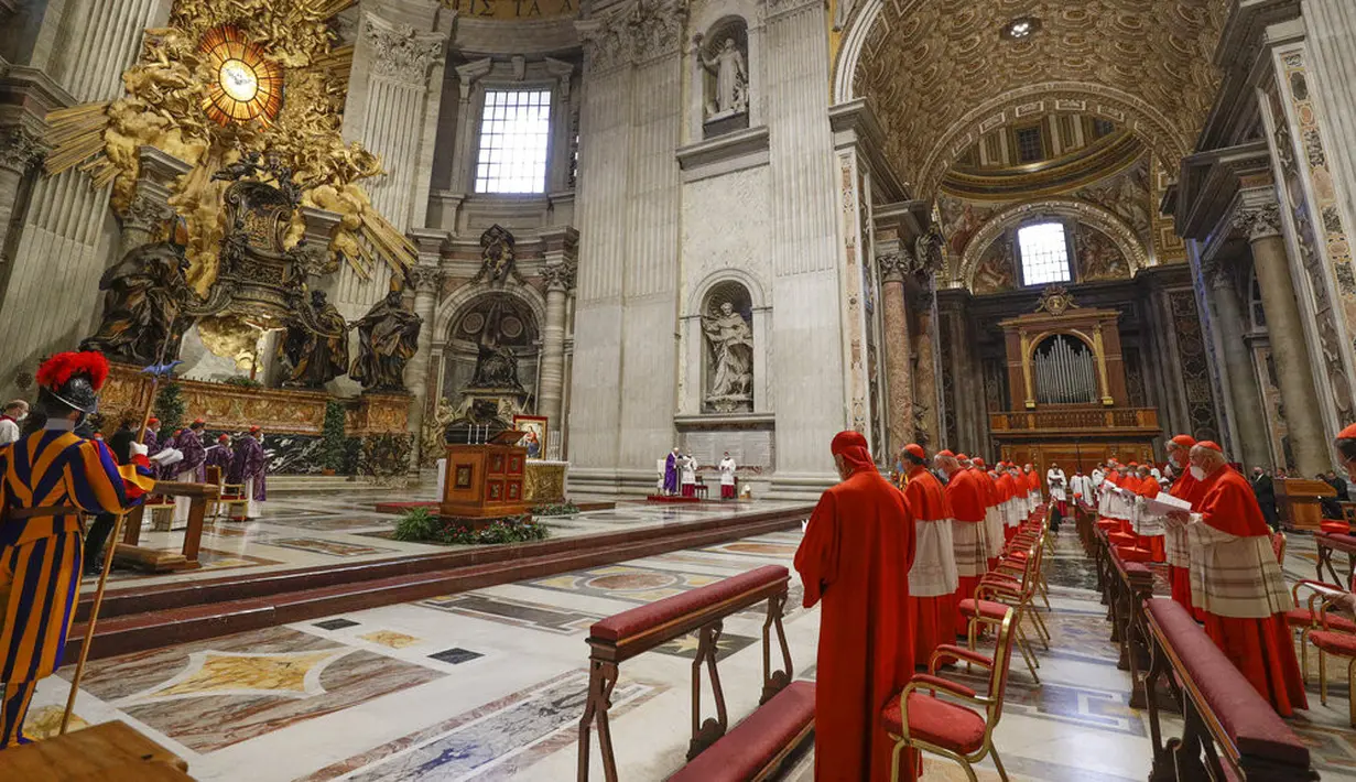 Paus Fransiskus merayakan Misa sehari setelah dia mengangkat 13 kardinal baru ke peringkat tertinggi dalam hierarki Katolik di Basilika Santo Petrus, Minggu (29/11/2020). (AP Photo/Gregorio Borgia, Pool)