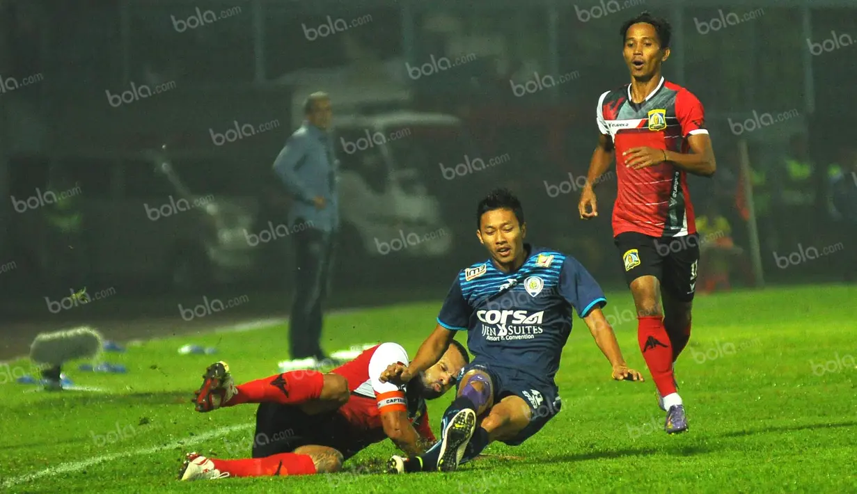 Pemain Arema Cronus, Dendi Santoso (kanan), terjatuh setelah dilanggar oleh pemain Persiba Balikpapan, Antonio Teles, dalam laga Torabika Soccer Championship 2016 di Stadion Kanjuruhan, Malang, Minggu (1/5/2016). (Bola.com/Iwan Setiawan)