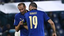 Bek Italia, Giorgio Chiellini memberikan ban kapten kepada rekannya, Leonardo Bonucci dalam laga Grup A Euro 2020 di Olimpico Stadium, Roma, Kamis (17/6/2021) dini hari WIB. (Foto: AP/Pool/Andreas Solaro)