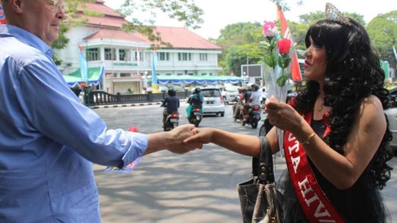 Aksi centil waria di Malang bagi-bagi kondom saat Hari AIDS Sedunia